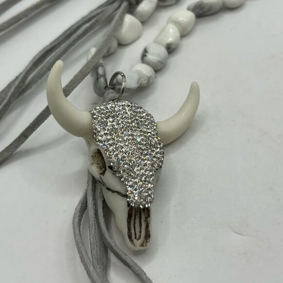 Skull with marble stone and leather necklace. - Picture 4 of 7